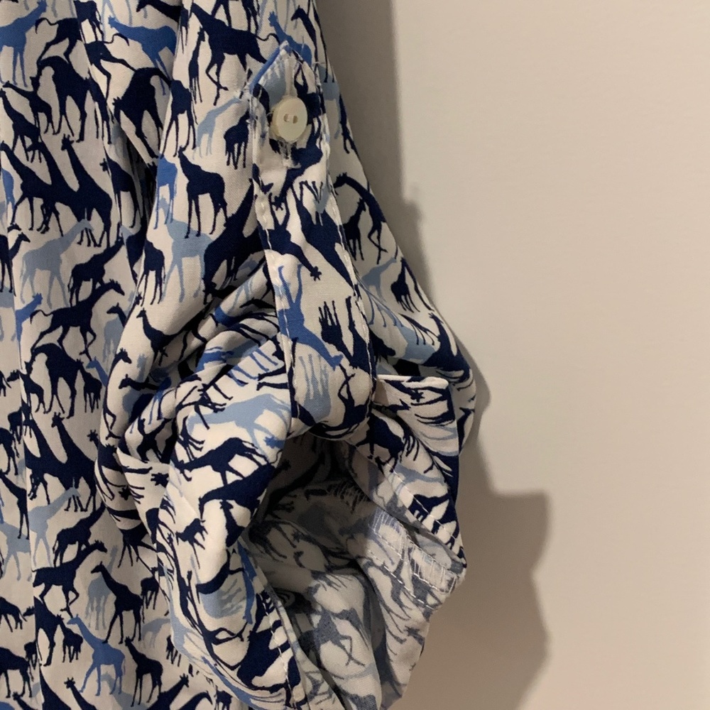 Jane & Delancey Blue Giraffe Print Button Up Shirt Size Medium - Picture 5 of 8